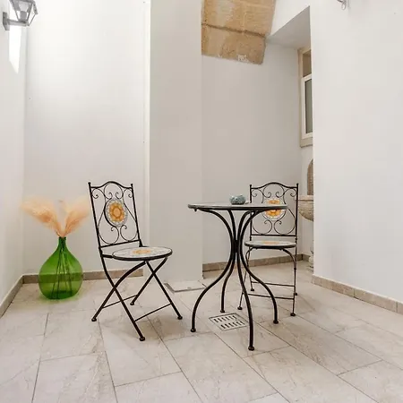 Antica Dimora Con Volte A Stella Dietro Al Duomo Con Parcheggio 莱切